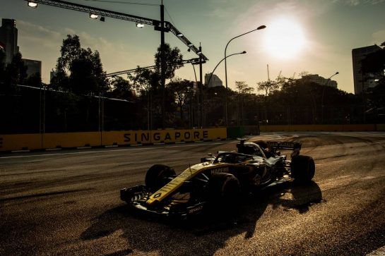Carlos Sainz Jr (ESP) Renault Sport F1 Team RS18.
14.09.2018. Formula 1 World Championship, Rd 15, Singapore Grand Prix, Marina Bay Street Circuit, Singapore, Practice Day.
- www.xpbimages.com, EMail: requests@xpbimages.com - copy of publication required for printed pictures. Every used picture is fee-liable. © Copyright: Bearne / XPB Images
