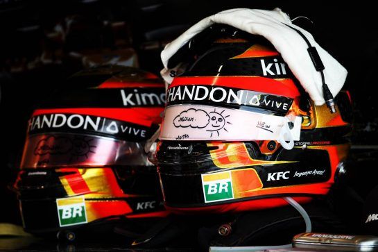 The helmets of Stoffel Vandoorne (BEL) McLaren.
14.09.2018. Formula 1 World Championship, Rd 15, Singapore Grand Prix, Marina Bay Street Circuit, Singapore, Practice Day.
- www.xpbimages.com, EMail: requests@xpbimages.com - copy of publication required for printed pictures. Every used picture is fee-liable. © Copyright: Batchelor / XPB Images