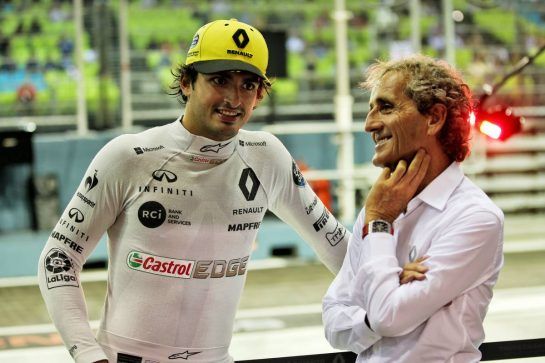 (L to R): Carlos Sainz Jr (ESP) Renault Sport F1 Team with Alain Prost (FRA) Renault Sport F1 Team Special Advisor.
14.09.2018. Formula 1 World Championship, Rd 15, Singapore Grand Prix, Marina Bay Street Circuit, Singapore, Practice Day.
- www.xpbimages.com, EMail: requests@xpbimages.com - copy of publication required for printed pictures. Every used picture is fee-liable. © Copyright: Batchelor / XPB Images