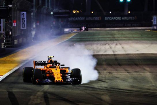Stoffel Vandoorne (BEL) McLaren MCL33 locks up under braking.
14.09.2018. Formula 1 World Championship, Rd 15, Singapore Grand Prix, Marina Bay Street Circuit, Singapore, Practice Day.
- www.xpbimages.com, EMail: requests@xpbimages.com - copy of publication required for printed pictures. Every used picture is fee-liable. © Copyright: Photo4 / XPB Images