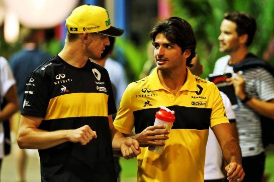 (L to R): Nico Hulkenberg (GER) Renault Sport F1 Team with team mate Carlos Sainz Jr (ESP) Renault Sport F1 Team.
14.09.2018. Formula 1 World Championship, Rd 15, Singapore Grand Prix, Marina Bay Street Circuit, Singapore, Practice Day.
- www.xpbimages.com, EMail: requests@xpbimages.com - copy of publication required for printed pictures. Every used picture is fee-liable. © Copyright: Batchelor / XPB Images