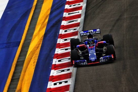 Brendon Hartley (NZL) Scuderia Toro Rosso STR13.
15.09.2018. Formula 1 World Championship, Rd 15, Singapore Grand Prix, Marina Bay Street Circuit, Singapore, Qualifying Day.
- www.xpbimages.com, EMail: requests@xpbimages.com - copy of publication required for printed pictures. Every used picture is fee-liable. © Copyright: Moy / XPB Images