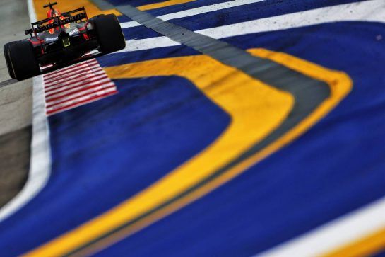 Daniel Ricciardo (AUS) Red Bull Racing RB14.
15.09.2018. Formula 1 World Championship, Rd 15, Singapore Grand Prix, Marina Bay Street Circuit, Singapore, Qualifying Day.
- www.xpbimages.com, EMail: requests@xpbimages.com - copy of publication required for printed pictures. Every used picture is fee-liable. © Copyright: Moy / XPB Images