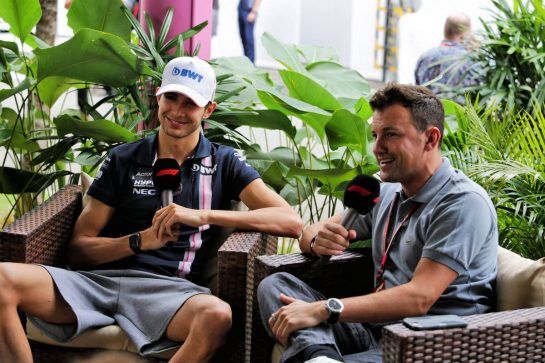 Esteban Ocon (FRA) Racing Point Force India F1 Team with Will Buxton (GBR) F1 Digital Presenter.
15.09.2018. Formula 1 World Championship, Rd 15, Singapore Grand Prix, Marina Bay Street Circuit, Singapore, Qualifying Day.
- www.xpbimages.com, EMail: requests@xpbimages.com - copy of publication required for printed pictures. Every used picture is fee-liable. © Copyright: Moy / XPB Images