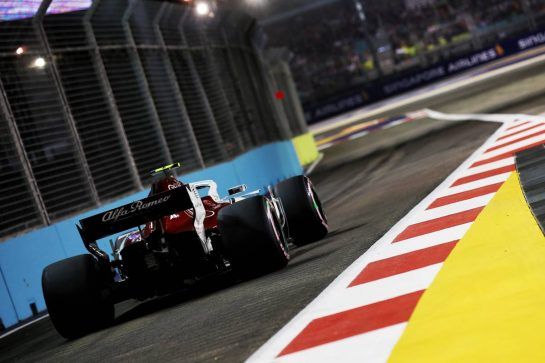 Charles Leclerc (MON) Sauber F1 Team C37.
15.09.2018. Formula 1 World Championship, Rd 15, Singapore Grand Prix, Marina Bay Street Circuit, Singapore, Qualifying Day.
- www.xpbimages.com, EMail: requests@xpbimages.com - copy of publication required for printed pictures. Every used picture is fee-liable. © Copyright: Batchelor / XPB Images