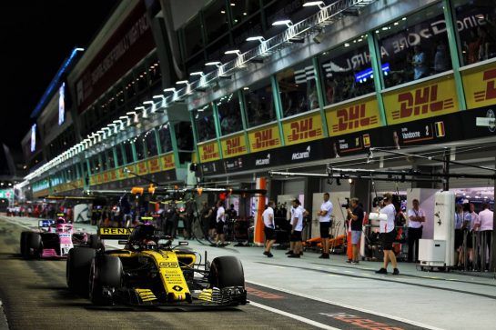 Carlos Sainz Jr (ESP) Renault Sport F1 Team RS18.
15.09.2018. Formula 1 World Championship, Rd 15, Singapore Grand Prix, Marina Bay Street Circuit, Singapore, Qualifying Day.
- www.xpbimages.com, EMail: requests@xpbimages.com - copy of publication required for printed pictures. Every used picture is fee-liable. © Copyright: Batchelor / XPB Images