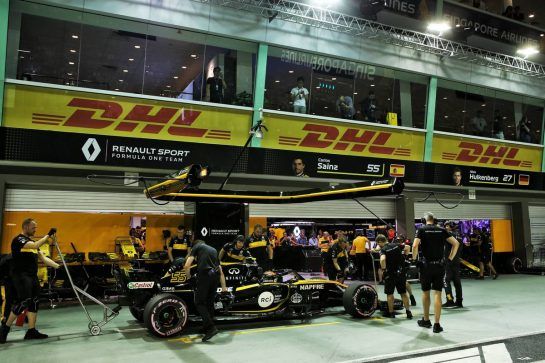 Carlos Sainz Jr (ESP) Renault Sport F1 Team RS18.
15.09.2018. Formula 1 World Championship, Rd 15, Singapore Grand Prix, Marina Bay Street Circuit, Singapore, Qualifying Day.
- www.xpbimages.com, EMail: requests@xpbimages.com - copy of publication required for printed pictures. Every used picture is fee-liable. © Copyright: Batchelor / XPB Images