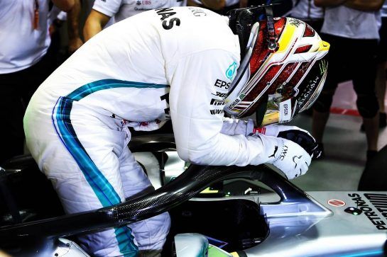 Lewis Hamilton (GBR) Mercedes AMG F1 W09 celebrates his pole position in qualifying parc ferme.
15.09.2018. Formula 1 World Championship, Rd 15, Singapore Grand Prix, Marina Bay Street Circuit, Singapore, Qualifying Day.
- www.xpbimages.com, EMail: requests@xpbimages.com - copy of publication required for printed pictures. Every used picture is fee-liable. © Copyright: Batchelor / XPB Images