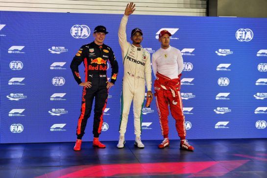Qualifying top three in parc ferme (L to R): Max Verstappen (NLD) Red Bull Racing, second; Lewis Hamilton (GBR) Mercedes AMG F1, pole position; Sebastian Vettel (GER) Ferrari, third.
15.09.2018. Formula 1 World Championship, Rd 15, Singapore Grand Prix, Marina Bay Street Circuit, Singapore, Qualifying Day.
- www.xpbimages.com, EMail: requests@xpbimages.com - copy of publication required for printed pictures. Every used picture is fee-liable. © Copyright: Batchelor / XPB Images