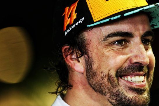 Fernando Alonso (ESP) McLaren with the media.
15.09.2018. Formula 1 World Championship, Rd 15, Singapore Grand Prix, Marina Bay Street Circuit, Singapore, Qualifying Day.
- www.xpbimages.com, EMail: requests@xpbimages.com - copy of publication required for printed pictures. Every used picture is fee-liable. © Copyright: Bearne / XPB Images