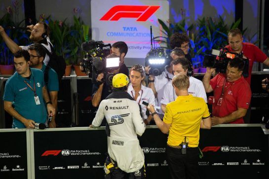 Carlos Sainz Jr (ESP) Renault Sport F1 Team with the media.
15.09.2018. Formula 1 World Championship, Rd 15, Singapore Grand Prix, Marina Bay Street Circuit, Singapore, Qualifying Day.
- www.xpbimages.com, EMail: requests@xpbimages.com - copy of publication required for printed pictures. Every used picture is fee-liable. © Copyright: Bearne / XPB Images