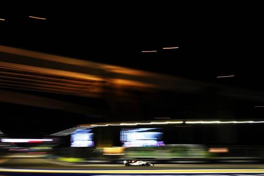 Charles Leclerc (MON) Sauber F1 Team C37.
15.09.2018. Formula 1 World Championship, Rd 15, Singapore Grand Prix, Marina Bay Street Circuit, Singapore, Qualifying Day.
- www.xpbimages.com, EMail: requests@xpbimages.com - copy of publication required for printed pictures. Every used picture is fee-liable. © Copyright: Moy / XPB Images
