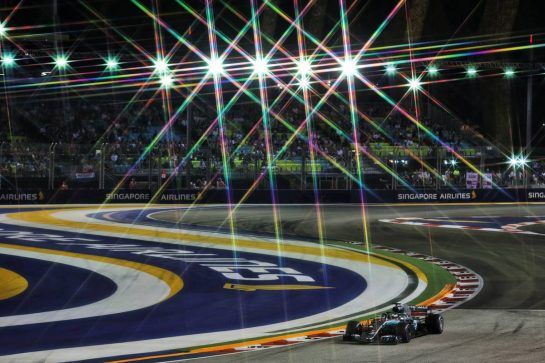 Lewis Hamilton (GBR) Mercedes AMG F1 W09.
15.09.2018. Formula 1 World Championship, Rd 15, Singapore Grand Prix, Marina Bay Street Circuit, Singapore, Qualifying Day.
- www.xpbimages.com, EMail: requests@xpbimages.com - copy of publication required for printed pictures. Every used picture is fee-liable. © Copyright: Moy / XPB Images