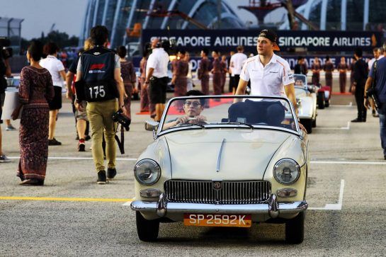 Stoffel Vandoorne (BEL) McLaren on the drivers parade.
16.09.2018. Formula 1 World Championship, Rd 15, Singapore Grand Prix, Marina Bay Street Circuit, Singapore, Race Day.
- www.xpbimages.com, EMail: requests@xpbimages.com - copy of publication required for printed pictures. Every used picture is fee-liable. © Copyright: Photo4 / XPB Images