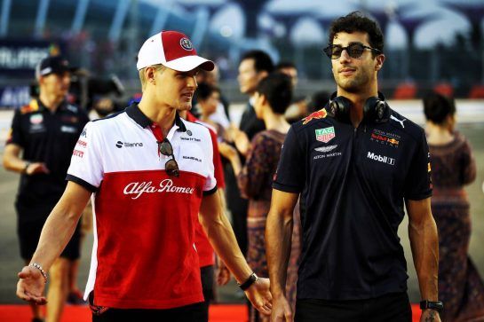 (L to R): Marcus Ericsson (SWE) Sauber F1 Team with Daniel Ricciardo (AUS) Red Bull Racing on the drivers parade.
16.09.2018. Formula 1 World Championship, Rd 15, Singapore Grand Prix, Marina Bay Street Circuit, Singapore, Race Day.
- www.xpbimages.com, EMail: requests@xpbimages.com - copy of publication required for printed pictures. Every used picture is fee-liable. © Copyright: Batchelor / XPB Images