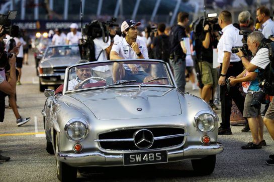 Sergio Perez (MEX) Racing Point Force India F1 Team on the drivers parade.
16.09.2018. Formula 1 World Championship, Rd 15, Singapore Grand Prix, Marina Bay Street Circuit, Singapore, Race Day.
- www.xpbimages.com, EMail: requests@xpbimages.com - copy of publication required for printed pictures. Every used picture is fee-liable. © Copyright: Batchelor / XPB Images