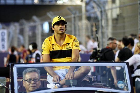Carlos Sainz Jr (ESP) Renault Sport F1 Team on the drivers parade.
16.09.2018. Formula 1 World Championship, Rd 15, Singapore Grand Prix, Marina Bay Street Circuit, Singapore, Race Day.
- www.xpbimages.com, EMail: requests@xpbimages.com - copy of publication required for printed pictures. Every used picture is fee-liable. © Copyright: Batchelor / XPB Images