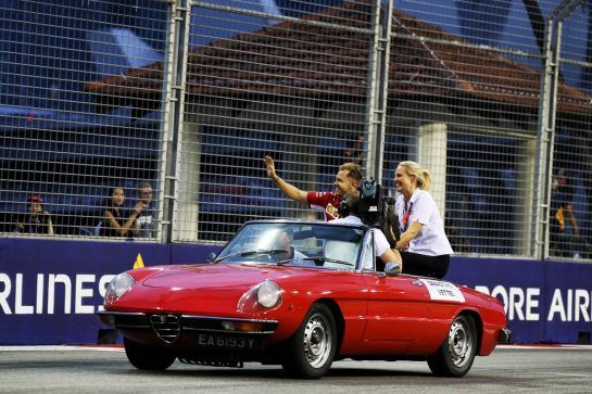 Sebastian Vettel (GER) Ferrari with Rachel Brookes (GBR) Sky Sports F1 Reporter on the drivers parade.
16.09.2018. Formula 1 World Championship, Rd 15, Singapore Grand Prix, Marina Bay Street Circuit, Singapore, Race Day.
- www.xpbimages.com, EMail: requests@xpbimages.com - copy of publication required for printed pictures. Every used picture is fee-liable. © Copyright: Batchelor / XPB Images