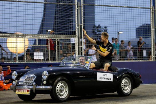 Nico Hulkenberg (GER) Renault Sport F1 Team on the drivers parade.
16.09.2018. Formula 1 World Championship, Rd 15, Singapore Grand Prix, Marina Bay Street Circuit, Singapore, Race Day.
- www.xpbimages.com, EMail: requests@xpbimages.com - copy of publication required for printed pictures. Every used picture is fee-liable. © Copyright: Batchelor / XPB Images