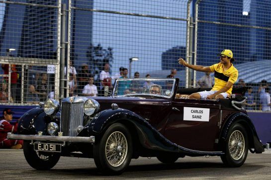 Carlos Sainz Jr (ESP) Renault Sport F1 Team on the drivers parade.
16.09.2018. Formula 1 World Championship, Rd 15, Singapore Grand Prix, Marina Bay Street Circuit, Singapore, Race Day.
- www.xpbimages.com, EMail: requests@xpbimages.com - copy of publication required for printed pictures. Every used picture is fee-liable. © Copyright: Batchelor / XPB Images
