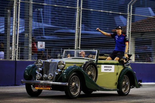 Brendon Hartley (NZL) Scuderia Toro Rosso on the drivers parade.
16.09.2018. Formula 1 World Championship, Rd 15, Singapore Grand Prix, Marina Bay Street Circuit, Singapore, Race Day.
- www.xpbimages.com, EMail: requests@xpbimages.com - copy of publication required for printed pictures. Every used picture is fee-liable. © Copyright: Batchelor / XPB Images