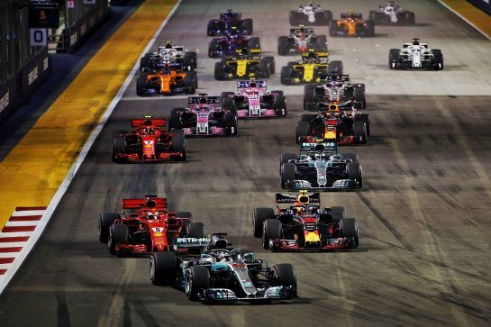 Lewis Hamilton (GBR) Mercedes AMG F1 W09 leads at the start of the race.
16.09.2018. Formula 1 World Championship, Rd 15, Singapore Grand Prix, Marina Bay Street Circuit, Singapore, Race Day.
- www.xpbimages.com, EMail: requests@xpbimages.com - copy of publication required for printed pictures. Every used picture is fee-liable. © Copyright: Batchelor / XPB Images