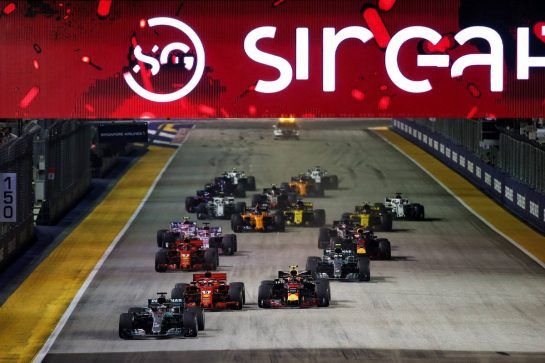 Lewis Hamilton (GBR) Mercedes AMG F1 W09 leads at the start of the race.
16.09.2018. Formula 1 World Championship, Rd 15, Singapore Grand Prix, Marina Bay Street Circuit, Singapore, Race Day.
- www.xpbimages.com, EMail: requests@xpbimages.com - copy of publication required for printed pictures. Every used picture is fee-liable. © Copyright: Batchelor / XPB Images