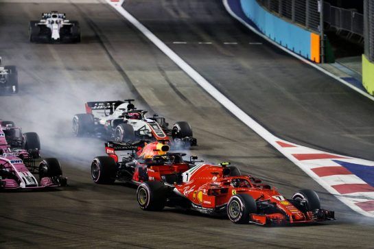 Kimi Raikkonen (FIN) Ferrari SF71H and Daniel Ricciardo (AUS) Red Bull Racing RB14 at the start of the race.
16.09.2018. Formula 1 World Championship, Rd 15, Singapore Grand Prix, Marina Bay Street Circuit, Singapore, Race Day.
- www.xpbimages.com, EMail: requests@xpbimages.com - copy of publication required for printed pictures. Every used picture is fee-liable. © Copyright: Batchelor / XPB Images