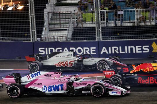 Sergio Perez (MEX) Racing Point Force India F1 VJM11 and Romain Grosjean (FRA) Haas F1 Team VF-18 at the start of the race.
16.09.2018. Formula 1 World Championship, Rd 15, Singapore Grand Prix, Marina Bay Street Circuit, Singapore, Race Day.
- www.xpbimages.com, EMail: requests@xpbimages.com - copy of publication required for printed pictures. Every used picture is fee-liable. © Copyright: Batchelor / XPB Images