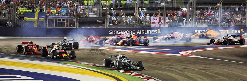 Lewis Hamilton (GBR) Mercedes AMG F1 W09 leads at the start of the Singapore Grand Prix