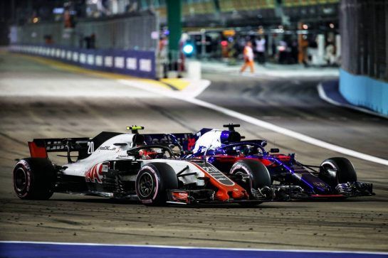 Kevin Magnussen (DEN) Haas VF-18 and Brendon Hartley (NZL) Scuderia Toro Rosso STR13 battle for position.
16.09.2018. Formula 1 World Championship, Rd 15, Singapore Grand Prix, Marina Bay Street Circuit, Singapore, Race Day.
- www.xpbimages.com, EMail: requests@xpbimages.com - copy of publication required for printed pictures. Every used picture is fee-liable. © Copyright: Batchelor / XPB Images