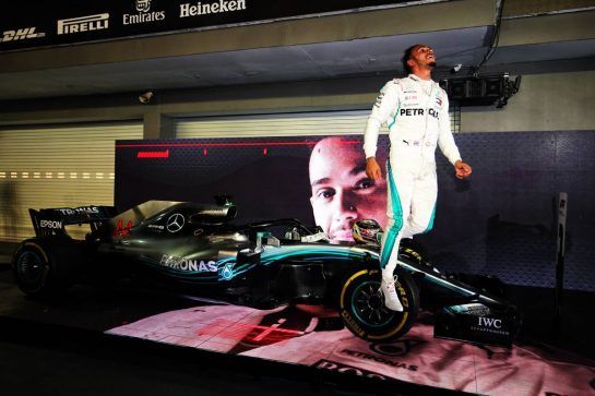 Race winner Lewis Hamilton (GBR) Mercedes AMG F1 celebrates in parc ferme.
16.09.2018. Formula 1 World Championship, Rd 15, Singapore Grand Prix, Marina Bay Street Circuit, Singapore, Race Day.
- www.xpbimages.com, EMail: requests@xpbimages.com - copy of publication required for printed pictures. Every used picture is fee-liable. © Copyright: Moy / XPB Images