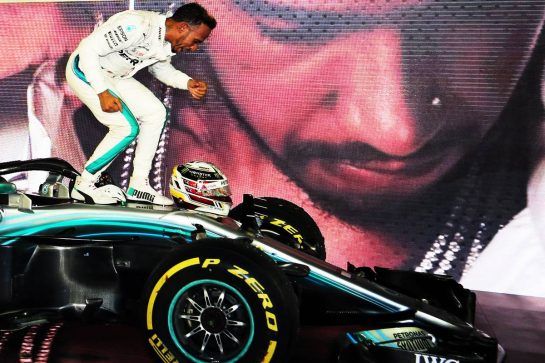 Race winner Lewis Hamilton (GBR) Mercedes AMG F1 W09 celebrates in parc ferme.
16.09.2018. Formula 1 World Championship, Rd 15, Singapore Grand Prix, Marina Bay Street Circuit, Singapore, Race Day.
- www.xpbimages.com, EMail: requests@xpbimages.com - copy of publication required for printed pictures. Every used picture is fee-liable. © Copyright: Moy / XPB Images