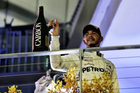 Race winner Lewis Hamilton (GBR) Mercedes AMG F1 celebrates on the podium.
16.09.2018. Formula 1 World Championship, Rd 15, Singapore Grand Prix, Marina Bay Street Circuit, Singapore, Race Day.
- www.xpbimages.com, EMail: requests@xpbimages.com - copy of publication required for printed pictures. Every used picture is fee-liable. © Copyright: Moy / XPB Images