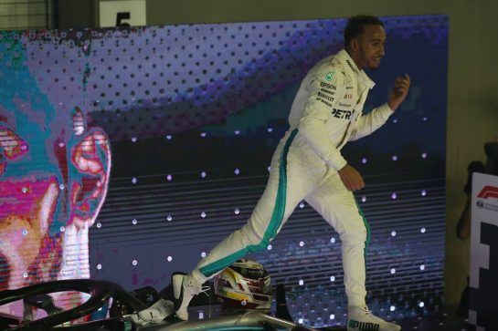 1st place Lewis Hamilton (GBR) Mercedes AMG F1 W09.
16.09.2018. Formula 1 World Championship, Rd 15, Singapore Grand Prix, Marina Bay Street Circuit, Singapore, Race Day.
- www.xpbimages.com, EMail: requests@xpbimages.com - copy of publication required for printed pictures. Every used picture is fee-liable. © Copyright: Batchelor / XPB Images