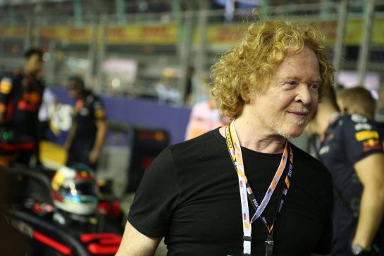Mick Hucknall, Singer from Simply Red.
16.09.2018. Formula 1 World Championship, Rd 15, Singapore Grand Prix, Marina Bay Street Circuit, Singapore, Race Day.
- www.xpbimages.com, EMail: requests@xpbimages.com - copy of publication required for printed pictures. Every used picture is fee-liable. © Copyright: Batchelor / XPB Images