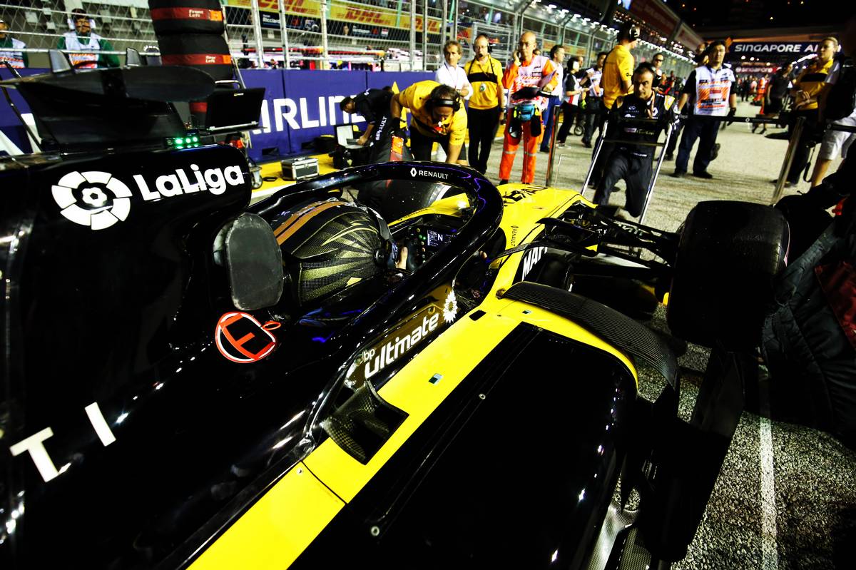 Nico Hulkenberg (GER) Renault Sport F1 Team RS18 on the grid.