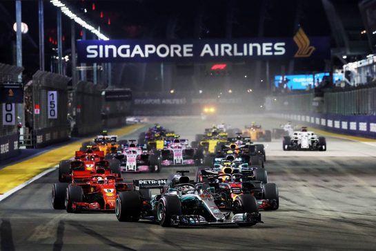 Lewis Hamilton (GBR) Mercedes AMG F1 W09 leads at the start of the race.
16.09.2018. Formula 1 World Championship, Rd 15, Singapore Grand Prix, Marina Bay Street Circuit, Singapore, Race Day.
- www.xpbimages.com, EMail: requests@xpbimages.com - copy of publication required for printed pictures. Every used picture is fee-liable. © Copyright: Photo4 / XPB Images