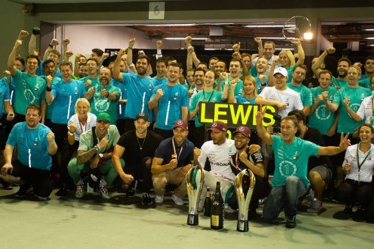 Race winner Lewis Hamilton (GBR) Mercedes AMG F1 celebrates with the team.
16.09.2018. Formula 1 World Championship, Rd 15, Singapore Grand Prix, Marina Bay Street Circuit, Singapore, Race Day.
- www.xpbimages.com, EMail: requests@xpbimages.com - copy of publication required for printed pictures. Every used picture is fee-liable. © Copyright: Bearne / XPB Images