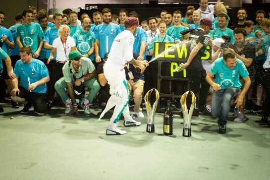 Race winner Lewis Hamilton (GBR) Mercedes AMG F1 celebrates with the team.
16.09.2018. Formula 1 World Championship, Rd 15, Singapore Grand Prix, Marina Bay Street Circuit, Singapore, Race Day.
- www.xpbimages.com, EMail: requests@xpbimages.com - copy of publication required for printed pictures. Every used picture is fee-liable. © Copyright: Bearne / XPB Images
