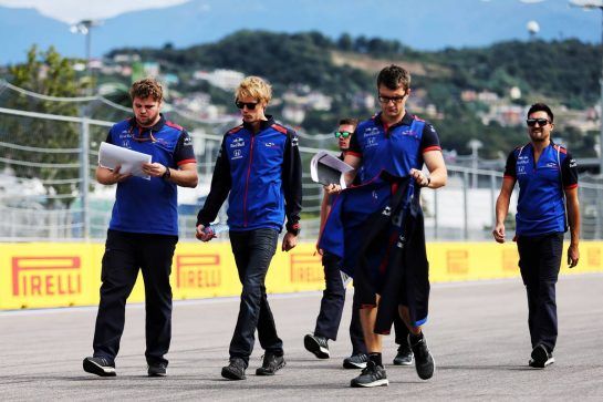 Brendon Hartley (NZL) Scuderia Toro Rosso walks the circuit with the team.
27.09.2018. Formula 1 World Championship, Rd 16, Russian Grand Prix, Sochi Autodrom, Sochi, Russia, Preparation Day.
- www.xpbimages.com, EMail: requests@xpbimages.com - copy of publication required for printed pictures. Every used picture is fee-liable. © Copyright: Moy / XPB Images