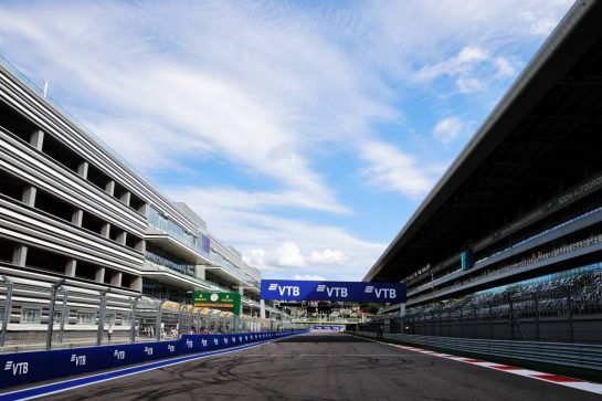 Circuit atmosphere - start / finish straight.
27.09.2018. Formula 1 World Championship, Rd 16, Russian Grand Prix, Sochi Autodrom, Sochi, Russia, Preparation Day.
- www.xpbimages.com, EMail: requests@xpbimages.com - copy of publication required for printed pictures. Every used picture is fee-liable. © Copyright: Moy / XPB Images