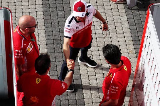 Charles Leclerc (MON) Sauber F1 Team with members of the Ferrari team.
27.09.2018. Formula 1 World Championship, Rd 16, Russian Grand Prix, Sochi Autodrom, Sochi, Russia, Preparation Day.
- www.xpbimages.com, EMail: requests@xpbimages.com - copy of publication required for printed pictures. Every used picture is fee-liable. © Copyright: Photo4 / XPB Images