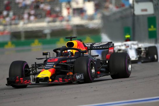 Daniel Ricciardo (AUS) Red Bull Racing 
28.09.2018. Formula 1 World Championship, Rd 16, Russian Grand Prix, Sochi Autodrom, Sochi, Russia, Practice Day.
- www.xpbimages.com, EMail: requests@xpbimages.com - copy of publication required for printed pictures. Every used picture is fee-liable. © Copyright: Charniaux / XPB Images