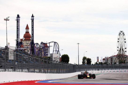 Daniel Ricciardo (AUS) Red Bull Racing RB14.
28.09.2018. Formula 1 World Championship, Rd 16, Russian Grand Prix, Sochi Autodrom, Sochi, Russia, Practice Day.
- www.xpbimages.com, EMail: requests@xpbimages.com - copy of publication required for printed pictures. Every used picture is fee-liable. © Copyright: Moy / XPB Images