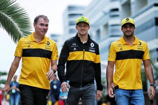 (L to R): Alan Permane (GBR) Renault Sport F1 Team Trackside Operations Director with Nico Hulkenberg (GER) Renault Sport F1 Team and Carlos Sainz Jr (ESP) Renault Sport F1 Team.
28.09.2018. Formula 1 World Championship, Rd 16, Russian Grand Prix, Sochi Autodrom, Sochi, Russia, Practice Day.
- www.xpbimages.com, EMail: requests@xpbimages.com - copy of publication required for printed pictures. Every used picture is fee-liable. © Copyright: Moy / XPB Images