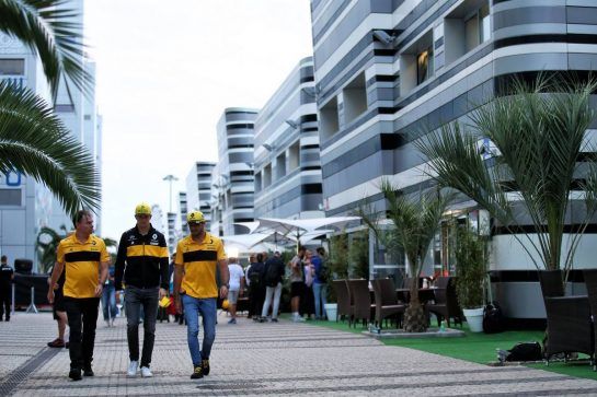 (L to R): Alan Permane (GBR) Renault Sport F1 Team Trackside Operations Director with Nico Hulkenberg (GER) Renault Sport F1 Team and Carlos Sainz Jr (ESP) Renault Sport F1 Team.
28.09.2018. Formula 1 World Championship, Rd 16, Russian Grand Prix, Sochi Autodrom, Sochi, Russia, Practice Day.
- www.xpbimages.com, EMail: requests@xpbimages.com - copy of publication required for printed pictures. Every used picture is fee-liable. © Copyright: Batchelor / XPB Images