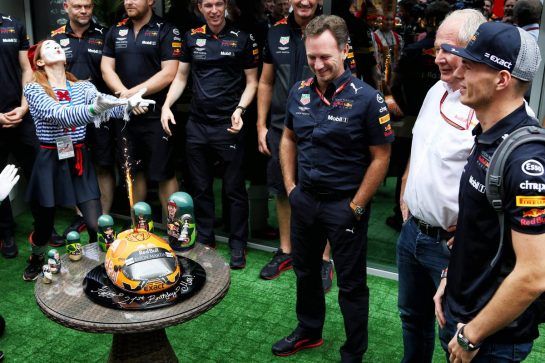 Max Verstappen (NLD) Red Bull Racing celebrates his 21st birthday with the team.
30.09.2018. Formula 1 World Championship, Rd 16, Russian Grand Prix, Sochi Autodrom, Sochi, Russia, Race Day.
- www.xpbimages.com, EMail: requests@xpbimages.com - copy of publication required for printed pictures. Every used picture is fee-liable. © Copyright: Batchelor / XPB Images