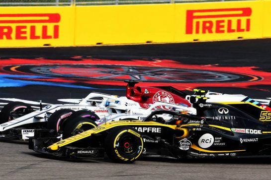 Carlos Sainz Jr (ESP) Renault Sport F1 Team RS18 and Marcus Ericsson (SWE) Sauber C37 at the start of the race.
30.09.2018. Formula 1 World Championship, Rd 16, Russian Grand Prix, Sochi Autodrom, Sochi, Russia, Race Day.
- www.xpbimages.com, EMail: requests@xpbimages.com - copy of publication required for printed pictures. Every used picture is fee-liable. © Copyright: Charniaux / XPB Images