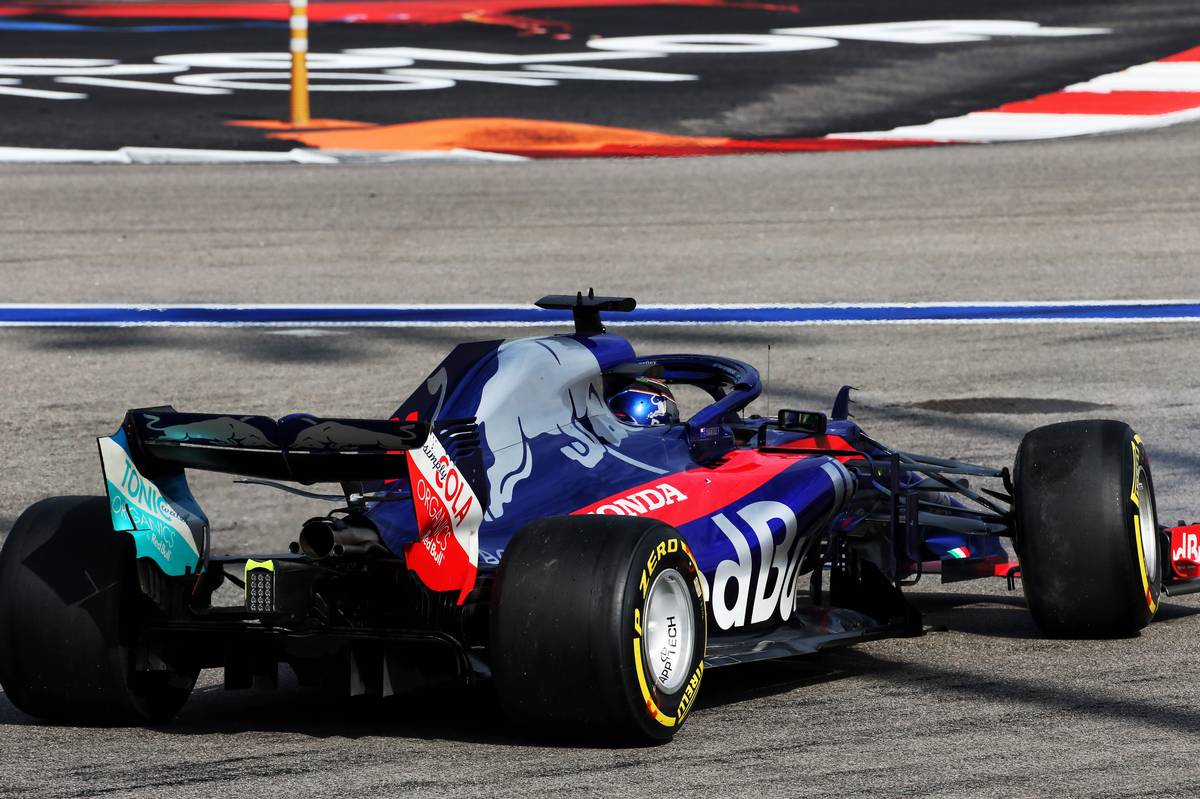 Brendon Hartley (NZL) Scuderia Toro Rosso STR13 spins.
